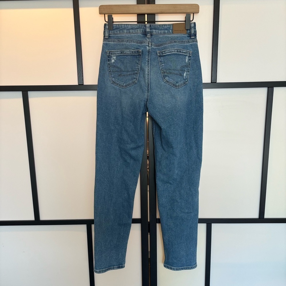 American Eagle mom straight jeans distressed denim fabric. Size 0 regular
